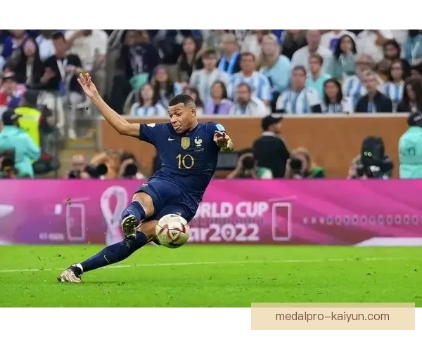 姆巴佩世界杯惊艳表现，助法国队闯进淘汰赛，状态回暖值得关注