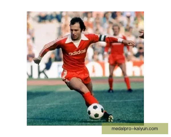 贝肯鲍尔职业精神值得关注，展现出足球界的坚韧与执着。